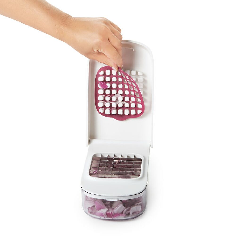 Vegetable Chopper with Easy-Pour Opening F3