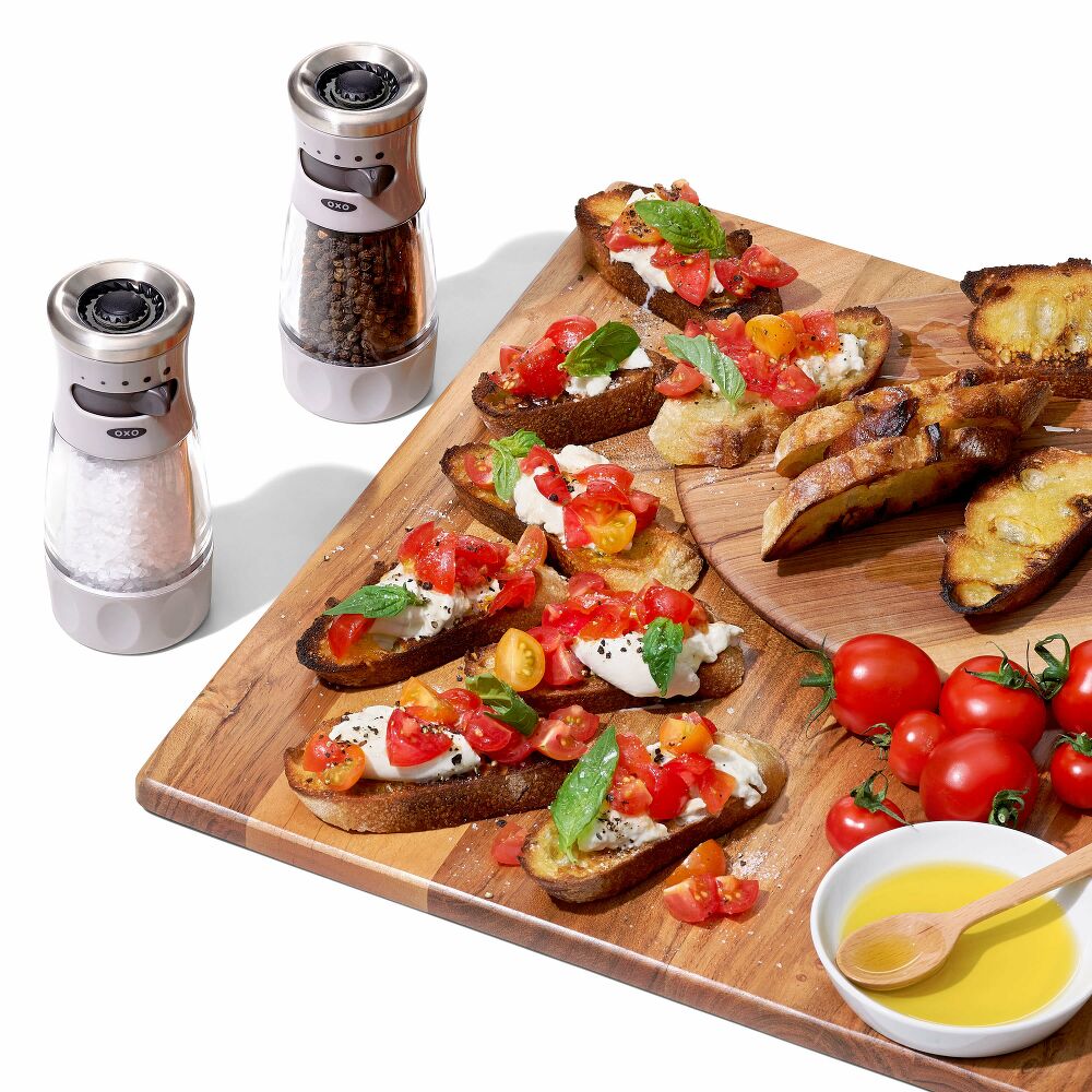 Contoured Mess-Free Pepper Grinder P2